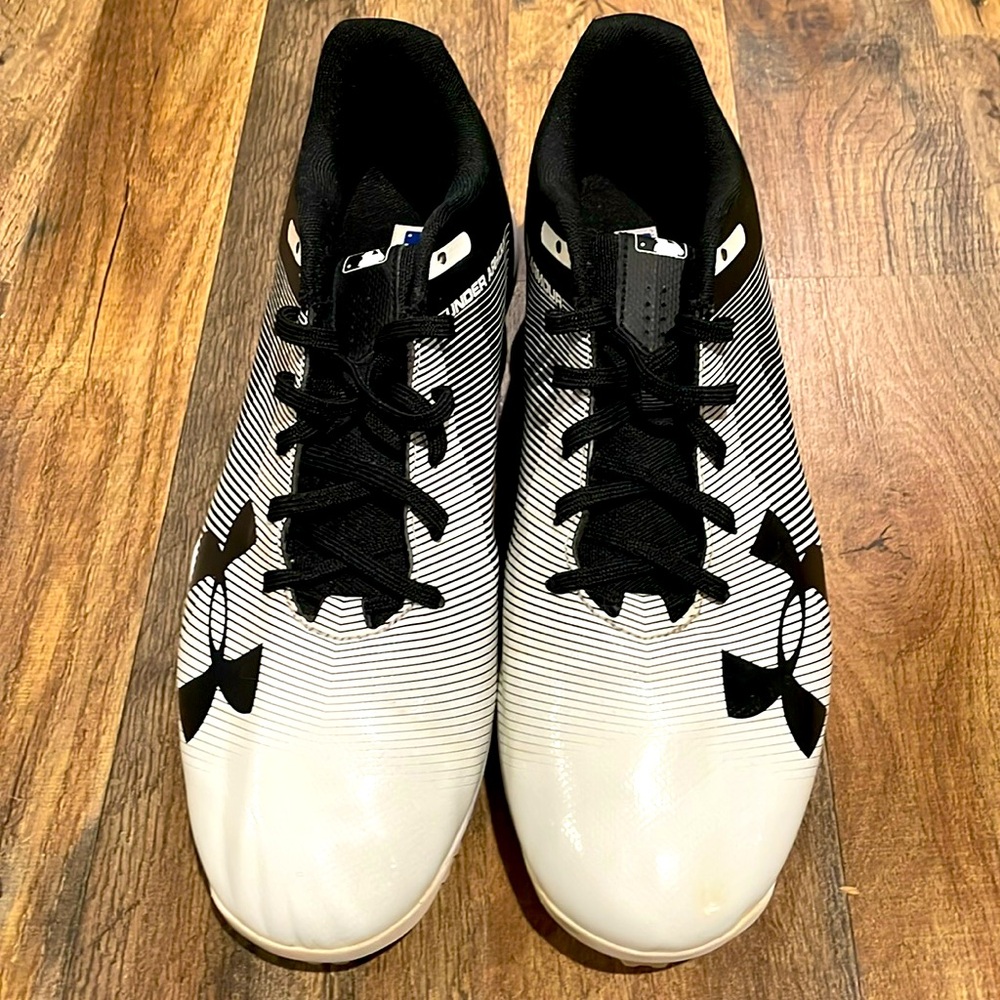 NWOT Under Armor molded baseball/softball cleats. These have been worn once.